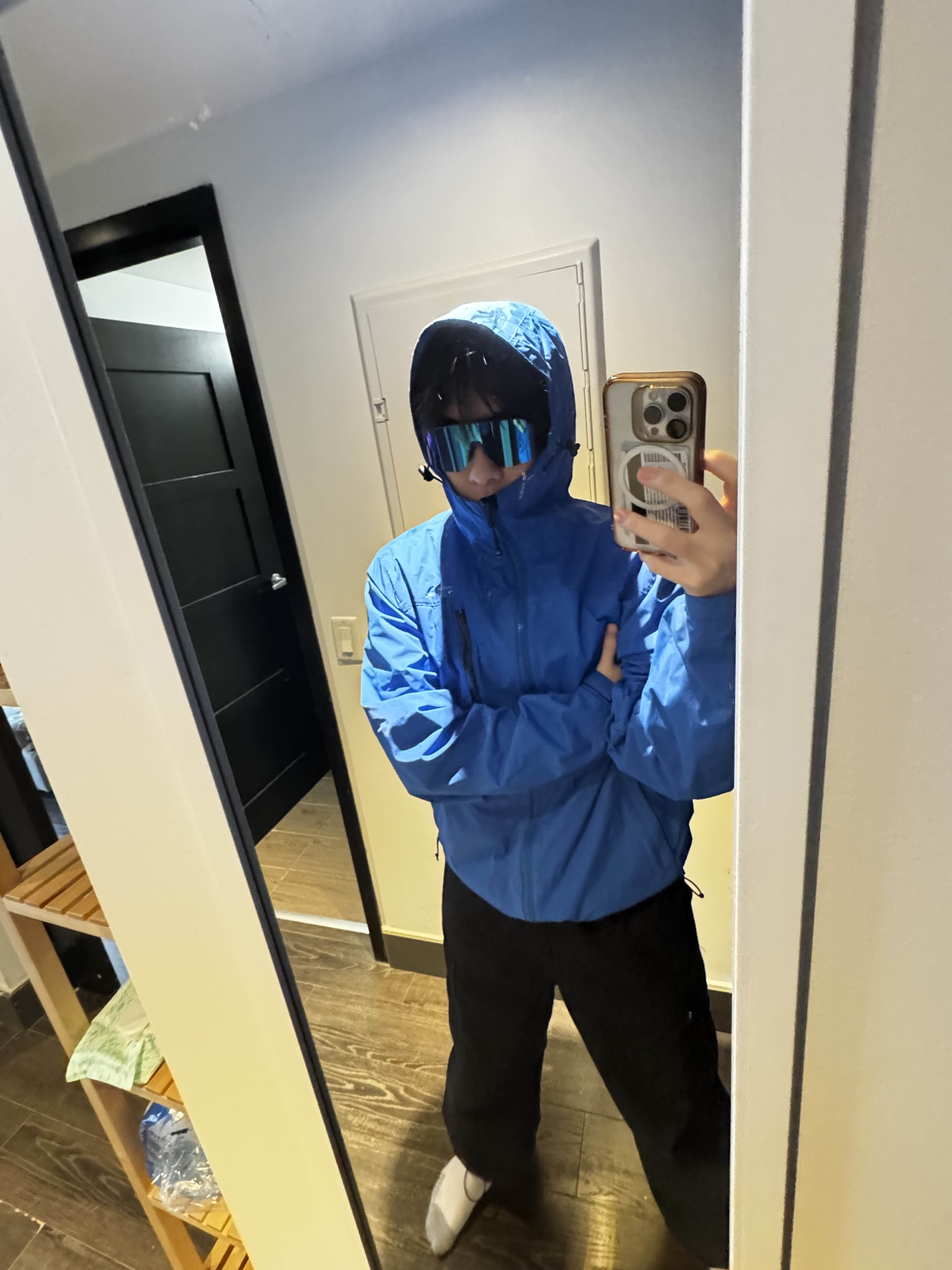 Mirror selfie in a blue shell and shades